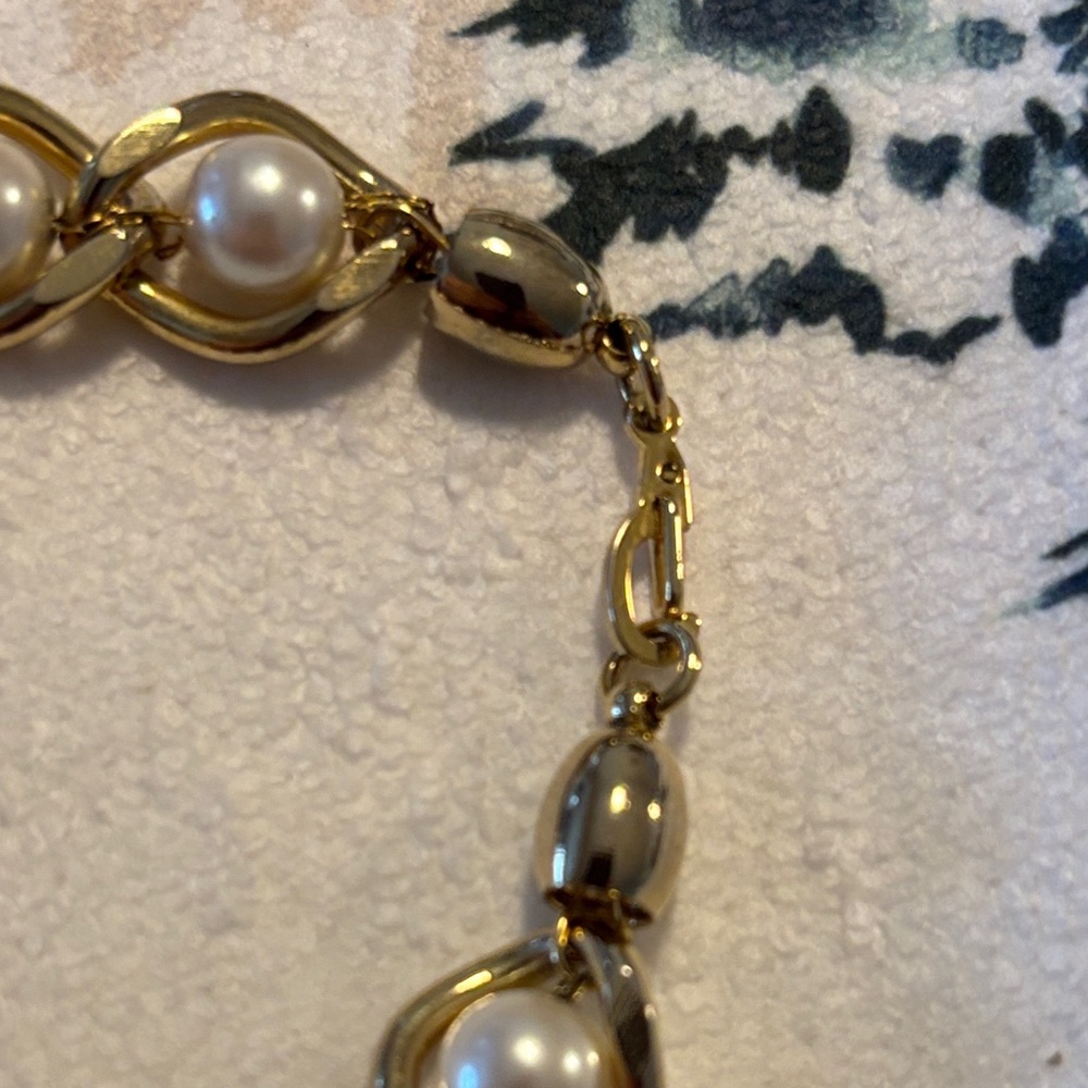 Elegant Gold and Pearl bracelet and earrings set - Picture 5 of 6